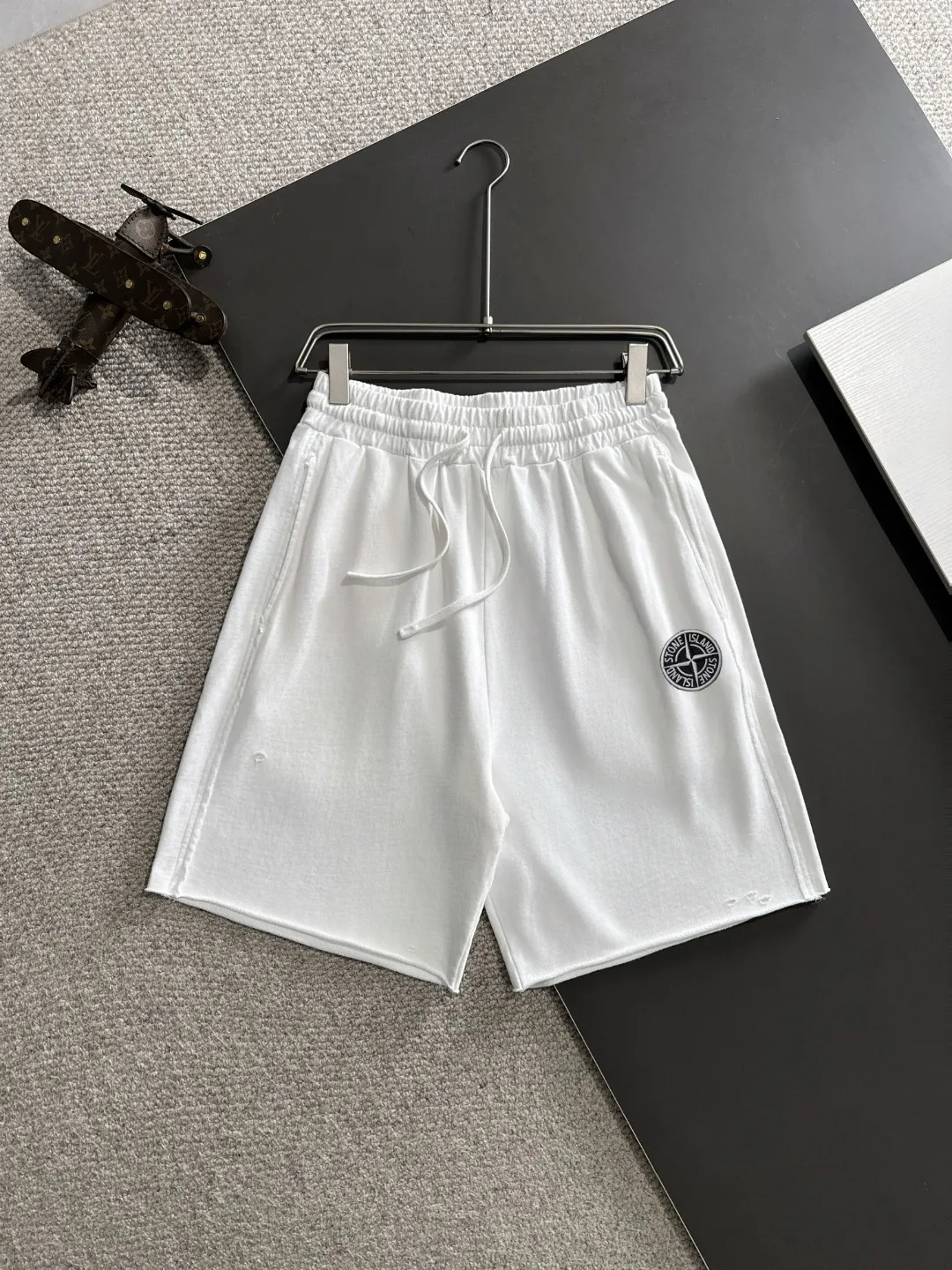Next day shipment P300 High quality Stone lsland/Stone Island 2025 spring and summer new high-definition elastic band casual solid color loose shorts, made with machines imported from Italy. The hem of the trousers is stitched with two needles. The stitching is fine and firm. The fabric is customized at the counter and is highly breathable and comfortable. The details are impeccable. The brand element design concept reflects high quality. It feels delicate and soft! It presents a casual cut and the upper body shape is great! Size: S-XXL